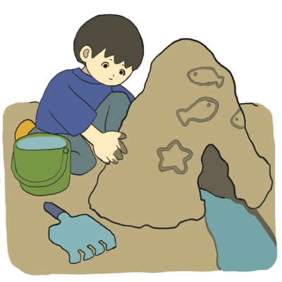 砂場で山を作って遊ぶ男の子